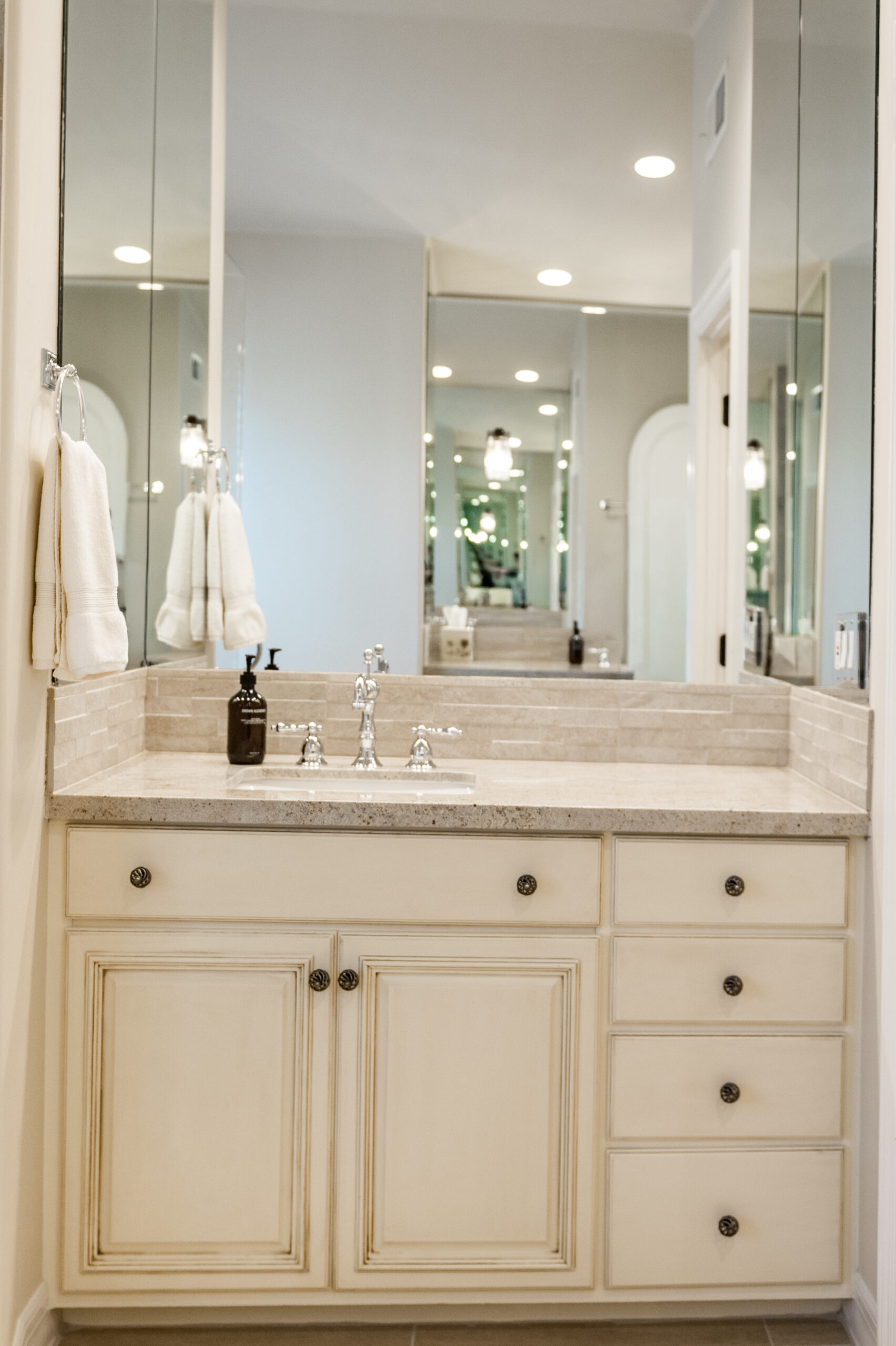 Bathroom1-HummingbirdLn-16-scaled