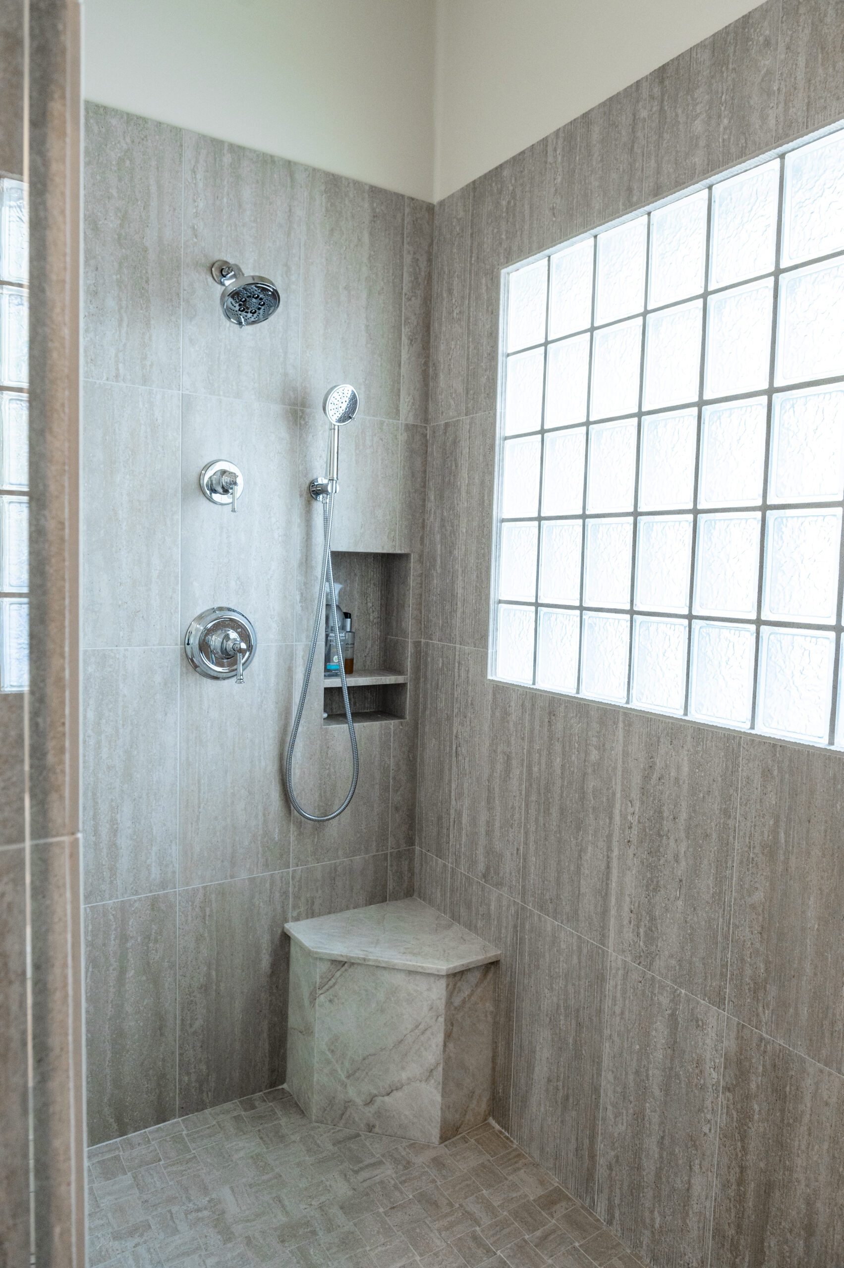 Bathroom2-HummingbirdLn-09-scaled